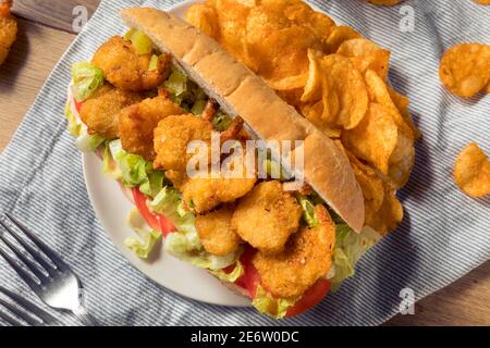 Hausgemachtes Shrimp Po Boy Sandwich mit Salat und Tomaten Stockfoto