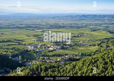 Frankreich, Vaucluse, Gigondas am Fuße der Dentelles de Montmirail, Panorama vom Rocher du Midi über das Dorf und den Weinberg Stockfoto