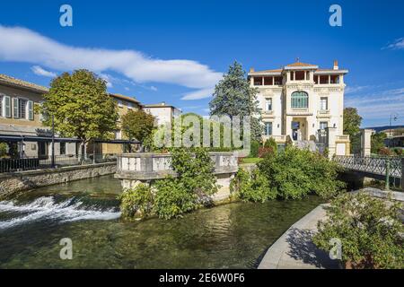 Frankreich, Vaucluse, L'Isle-sur-la-Sorgue, der Fluss Sorgue und die Caisse d'Epargne, ehemalige Dumas Burg im Jahr 1880 gebaut Stockfoto