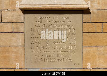 Gedenktafel an der Wand des Balliol College, Broad Street, die an drei Mitglieder des Klerus erinnert, die für ihren Glauben verbrannt wurden (1555/56), Oxford, Oxfordshire, Großbritannien Stockfoto