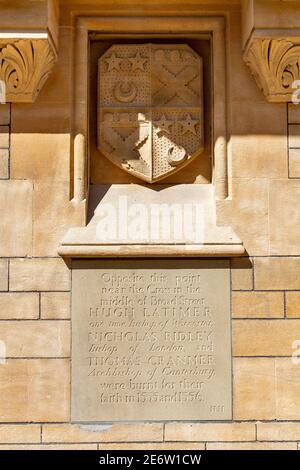 Gedenktafel an der Wand des Balliol College, Broad Street, die an drei Mitglieder des Klerus erinnert, die für ihren Glauben verbrannt wurden (1555/56), Oxford, Oxfordshire, Großbritannien Stockfoto