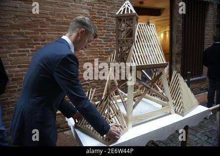 Frankreich, Haute-Garonne, Toulouse, Gefährten der Tour de France, F?d?ration Compagnonnique de Toulouse, Parade der Gesellen Tischler mit ihrem Meisterwerk von der Rue Tripi?res auf die Mairie du Capitole Stockfoto