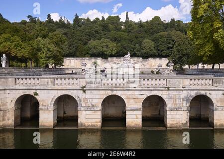 Frankreich, Gard, Nimes, die Jardins de la Fontaine, das zentrale Nymphaeum Stockfoto