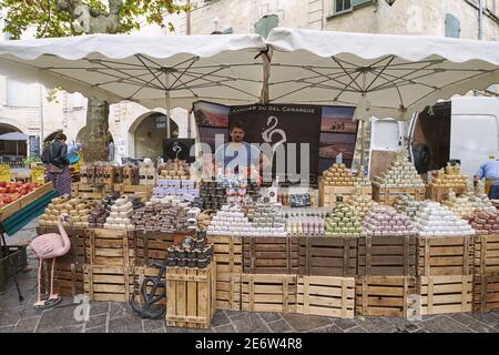 Frankreich, Gard, Uzes, Markt auf dem Place aux Herbes, saller von Camargue Salz und Reis Stockfoto