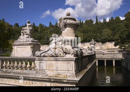 Frankreich, Gard, Nimes, die Jardins de la Fontaine, das zentrale Nymphaeum Stockfoto