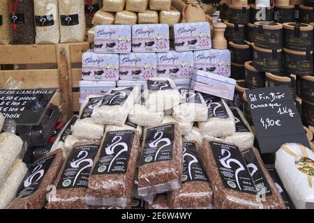 Frankreich, Gard, Uzes, Markt auf dem Place aux Herbes, Verkauf von Camargue Salz und Reis Stockfoto