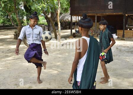 Myanmar (Burma), Bagan Region, Set Setyo Dorf, Kinder mit traditioneller Frisur Fußball spielen Stockfoto