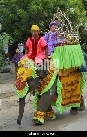 Myanmar (Burma), Natogyi, Shinbyu, Noviziationszeremonie, Elefantenritt-Prozession Junge Kinder sind als königliche Prinzen gekleidet in Erinnerung an Prinz Siddharta Gautamas Abreise von seinem königlichen Haus auf der Suche nach Erleuchtung Stockfoto