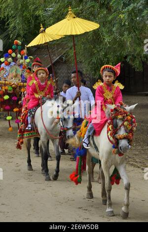 Myanmar (Burma), Natogyi, Shinbyu, Noviziationszeremonie Junge Kinder werden als königliche Prinzen gekleidet, um an die Abreise von Prinz Siddharta Gautama aus seinem königlichen Haus auf der Suche nach Erleuchtung zu erinnern Stockfoto