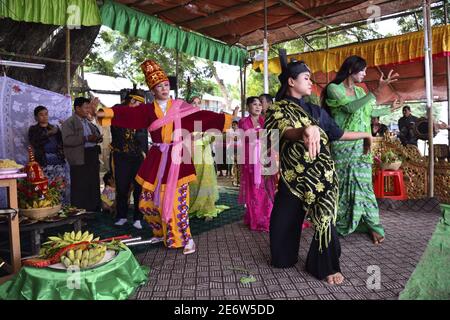 Myanmar (Burma), Bagan, Nat Pwe (Spirits Festival), Natgadaws (Nat's Wives) tanzen Stockfoto