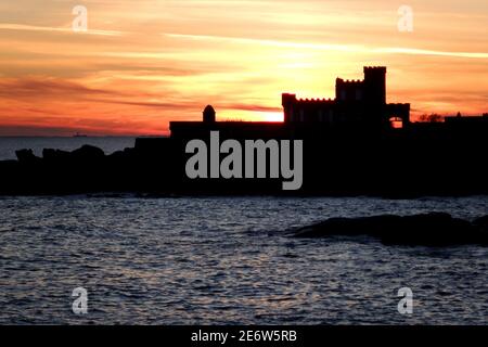 Sonnenuntergang auf der Burg von Pointe de Trevignon, Tregunc, Finistere, Bretagne, Frankreich Stockfoto