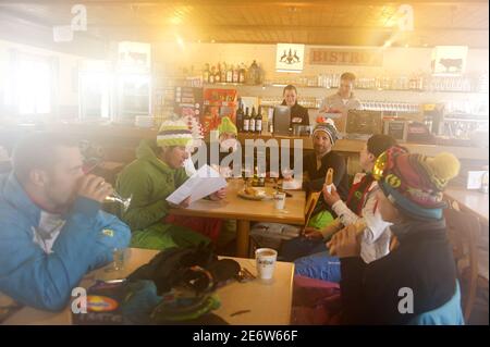 Schweiz, Kanton Wallis, Morgins, posiert in einem Bergrestaurant. Stockfoto