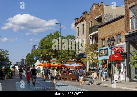 Kanada, Provinz Quebec, Montreal, Plateau-Mont-Royal, Avenue du Mont-Royal Fußgänger im Sommer Stockfoto