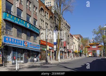 Kanada, Provinz Quebec, Montreal, Old Montreal, Chinatown, Boulevard Saint-Laurent, Passanten vor den Geschäften geschlossen wegen COVID-19 Stockfoto