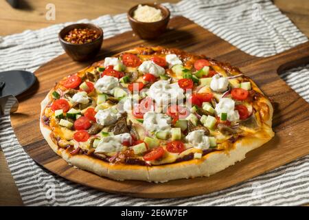 Hausgemachte griechische Gyro-Pizza mit Tzatziki-Sauce Stockfoto