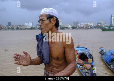 Kambodscha, Phnom Penh, Cham ethnische Gruppe Menschen, die auf ihren Booten Stockfoto