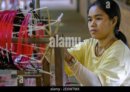 Kambodscha, Kompong Thom, Handwerk, Silk Farm, unwiding Stockfoto