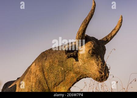 Frankreich, Bouches-du-Rh?ne (13), regionaler Naturpark der Camargue, Les Saintes-Maries-de-la-Mer, Skulptur eines Stierzüchters im Zentrum des Dorfes Stockfoto