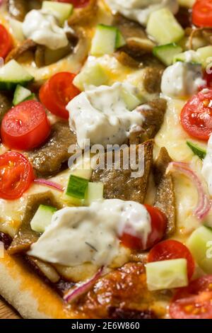 Hausgemachte griechische Gyro-Pizza mit Tzatziki-Sauce Stockfoto