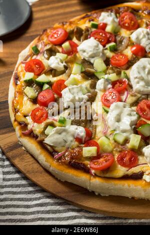 Hausgemachte griechische Gyro-Pizza mit Tzatziki-Sauce Stockfoto