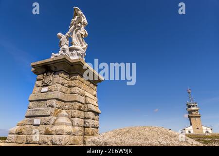 Frankreich, Bretagne, Finistere (29), Plogoff, die Pointe du Raz auf dem Wanderweg GR 34 oder Zollweg, die Semaphore und die Marmorskulptur unserer Lieben Frau vom Schiffbruch Stockfoto