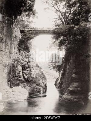 Vintage 19. Jahrhundert Foto: Monkey Bridge, hohe Holzbrücke über eine Schlucht, Japan. Stockfoto