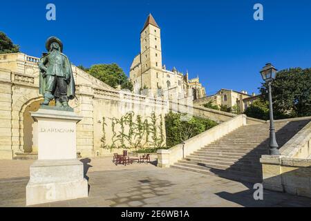 Frankreich, Gers, auch, befindet sich auf der GR 653, Weg von Arles oder Via Tolosana in Richtung Santiago de Compostela, 14th Jahrhundert Armagnac Turm und die Bronzestatue von d'Artagnan Stockfoto