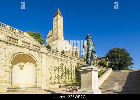 Frankreich, Gers, auch, befindet sich auf der GR 653, Weg von Arles oder Via Tolosana in Richtung Santiago de Compostela, 14th Jahrhundert Armagnac Turm und die Bronzestatue von d'Artagnan Stockfoto