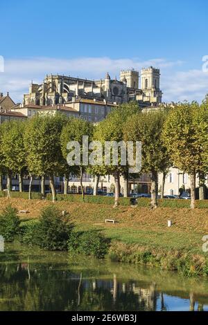 Frankreich, Gers, auch, auf der GR 653, Weg von Arles oder Via Tolosana in Richtung Santiago de Compostela, 15th-17th Jahrhunderte Sainte-Marie Kathedrale (UNESCO-Weltkulturerbe) dominiert die Ufer des Gers Stockfoto