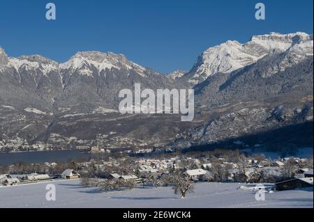 Frankreich, Haute Savoie, Annecy, der See unter dem Schnee in Saint Jorioz und das Massiv des Bornes mit dem Gipfel von La Tournette Stockfoto