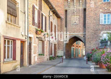 Frankreich, Ain, La Dombes, Chatillon-sur-Chalaronne, Porte de Villars aus dem 14. Jahrhundert Stockfoto