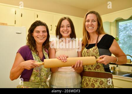 Drei attraktive Erwachsene kaukasischen Frauen Hause Bäcker halten Nudelholz in der Küche, Wisconsin, USA Stockfoto