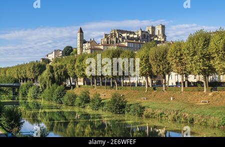 Frankreich, Gers, auch, befindet sich auf der GR 653, Weg von Arles oder Via Tolosana in Richtung Santiago de Compostela, 15th-17th Jahrhunderte Sainte-Marie Kathedrale (UNESCO-Weltkulturerbe) und Armagnac Turm dominiert die Ufer des Gers Stockfoto