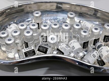 DEUTSCHLAND, Hamburg, Corona pandemic, größtes Impfzentrum in Deutschland, für täglich max. 7000 Personen, Vorbereitung des Impfstoffes Comirnaty von BioNTech Pfizer, einem neu entwickelten mRNA vac, um alte Menschen der Hochrisikogruppe über 80 Jahren zu impfen - Pharmakologie Impfstoffkunde Moderne Vacs impfen Impfstoffe Stockfoto