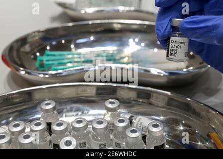 DEUTSCHLAND, Hamburg, Corona pandemic, größtes Impfzentrum in Deutschland, für täglich max. 7000 Personen, Vorbereitung des Impfstoffes Comirnaty von BioNTech Pfizer, einem neu entwickelten mRNA vac, um alte Menschen der Hochrisikogruppe über 80 Jahren zu impfen - Pharmakologie Impfstoffkunde Moderne Vacs impfen Impfstoffe Stockfoto