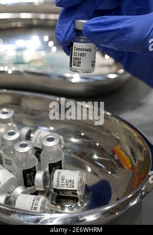 DEUTSCHLAND, Hamburg, Corona pandemic, größtes Impfzentrum in Deutschland, für täglich max. 7000 Personen, Vorbereitung des Impfstoffes Comirnaty von BioNTech Pfizer, einem neu entwickelten mRNA vac, um alte Menschen der Hochrisikogruppe über 80 Jahren zu impfen - Pharmakologie Impfstoffkunde Moderne Vacs impfen Impfstoffe Stockfoto