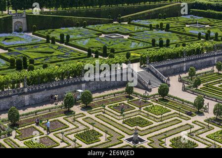 Frankreich, Indre et Loire, Villandry, Loiretal UNESCO Weltkulturerbe, Loire Schlösser, Gärten und Schloss Villandry, der dekorative Gemüsegarten im Vordergrund, hinter dem Garten der Sonne Stockfoto