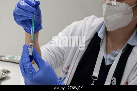 DEUTSCHLAND, Hamburg, Corona pandemic, größtes Impfzentrum in Deutschland, für täglich max. 7000 Personen, Vorbereitung des Impfstoffes Comirnaty von BioNTech Pfizer, einem neu entwickelten mRNA vac, um alte Menschen der Hochrisikogruppe über 80 Jahren zu impfen - Pharmakologie Impfstoffkunde Moderne Vacs impfen Impfstoffe Stockfoto