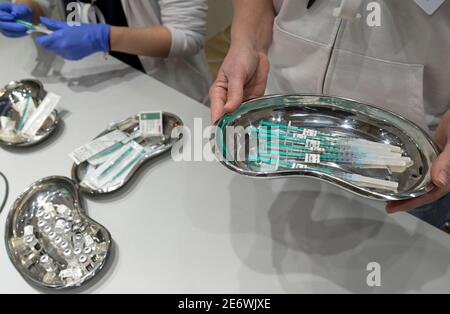 DEUTSCHLAND, Hamburg, Corona pandemic, größtes Impfzentrum in Deutschland, für täglich max. 7000 Personen, Vorbereitung des Impfstoffes Comirnaty von BioNTech Pfizer, einem neu entwickelten mRNA vac, um alte Menschen der Hochrisikogruppe über 80 Jahren zu impfen - Pharmakologie Impfstoffkunde Moderne Vacs impfen Impfstoffe Stockfoto