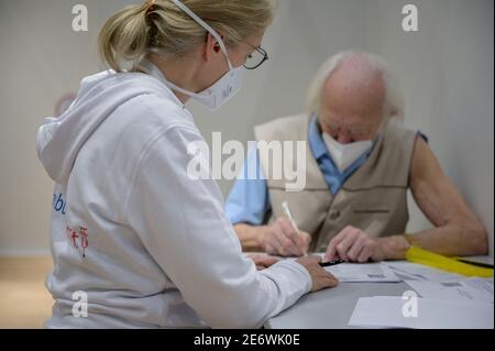 DEUTSCHLAND, Hamburg, corona pandemic, größtes Impfzentrum in Deutschland, für täglich max. 7000 Personen, Impfempfehlung vor der Impfung mit Comirnaty von BioNTech Pfizer, einem neu entwickelten mRNA vac, Um alte Menschen der Hochrisikogruppe über 80 Jahre zu impfen - Pharmakologie Impfstoffe Moderne Staubsauger impfen Impfstoffe - Modellfreigabe ja Stockfoto