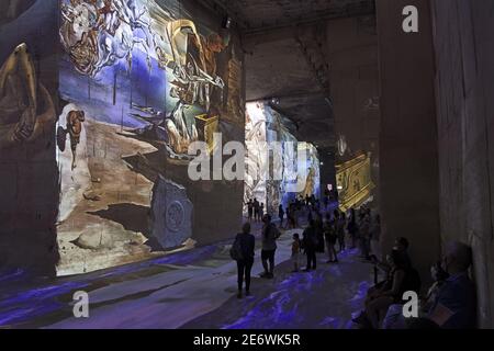 Frankreich, Bouches du Rh?ne, Alpilles regionaler Naturpark, Les Baux de Provence, beschriftet Les Plus Beaux Villages de France, die Carri?res de Lumi?res, Dali audiovisuelle Show, The Endless Enigma Stockfoto