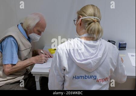 DEUTSCHLAND, Hamburg, corona pandemic, größtes Impfzentrum in Deutschland, für täglich max. 7000 Personen, Impfempfehlung vor der Impfung mit Comirnaty von BioNTech Pfizer, einem neu entwickelten mRNA vac, Um alte Menschen der Hochrisikogruppe über 80 Jahre zu impfen - Pharmakologie Impfstoffe Moderne Staubsauger impfen Impfstoffe - Modellfreigabe ja Stockfoto