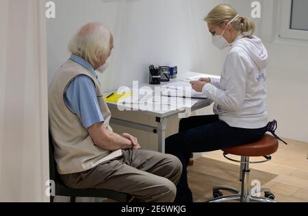 DEUTSCHLAND, Hamburg, corona pandemic, größtes Impfzentrum in Deutschland, für täglich max. 7000 Personen, Impfempfehlung vor der Impfung mit Comirnaty von BioNTech Pfizer, einem neu entwickelten mRNA vac, Um alte Menschen der Hochrisikogruppe über 80 Jahre zu impfen - Pharmakologie Impfstoffe Moderne Staubsauger impfen Impfstoffe - Modellfreigabe ja Stockfoto