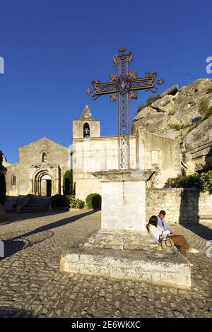 Frankreich, Bouches du Rh?ne, Alpilles regionaler Naturpark, Les Baux de Provence, beschriftet Les Plus Beaux Villages de France, Place Saint Vincent, Saint Vincent Kirche Stockfoto