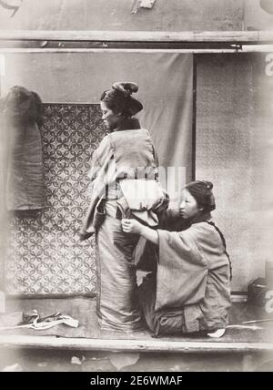 Vintage Foto des 19. Jahrhunderts: Frau, die den obi-Flügel über ihren Kimono gebunden hat, Japan. Aus dem Far East Magazin, 1870. Stockfoto