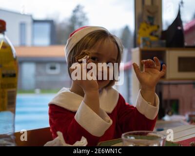 Kleines Mädchen als Weihnachtsmann gekleidet. Stockfoto