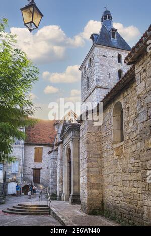 Frankreich, Lot, Cajarc auf der Via Podiensis, einer der Pilgerwege nach Santiago de Compostela oder GR 65 (UNESCO-Weltkulturerbe), Kirche Saint-Etienne aus dem 13th. Jahrhundert Stockfoto