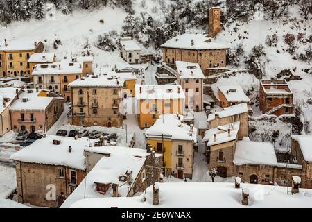 Blick von der Spitze der charakteristischen Stadt Rocca Pia nach einem starken Schneefall. Stockfoto