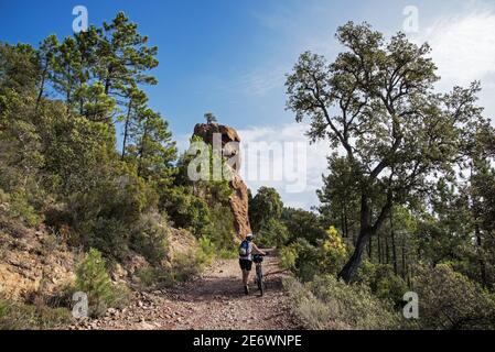 Frankreich, Var ( 83 ) Massiv von Esterel, gegangen Wandern Mountainbike, Straße der Pässe Stockfoto