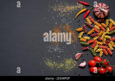 Leerraumfotografie mit Räumen, Nudeln, Knoblauch, Tomaten Stockfoto